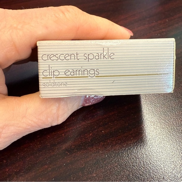 Avon “Crescent Sparkle” Goldtone Clip Earrings NIB vintage 1986 - Picture 3 of 4